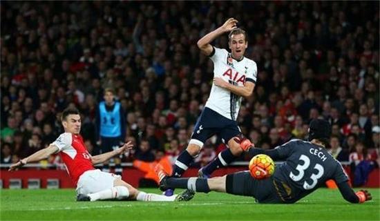 英超-萨拉赫、索博斯洛伊互献传射 利物浦2-0曼城.